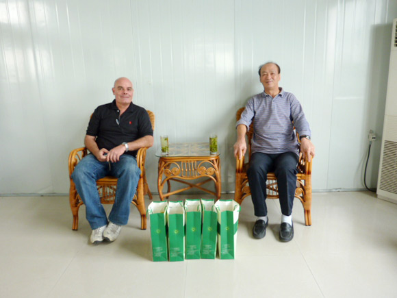 洽谈茶叶出口